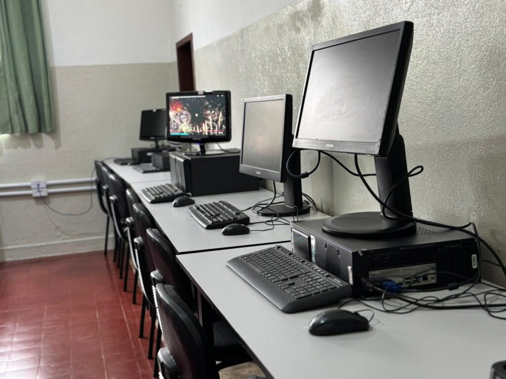 Itaúna inaugura sala tecnológica e amplia inclusão digital escolar ITAUNA 5444