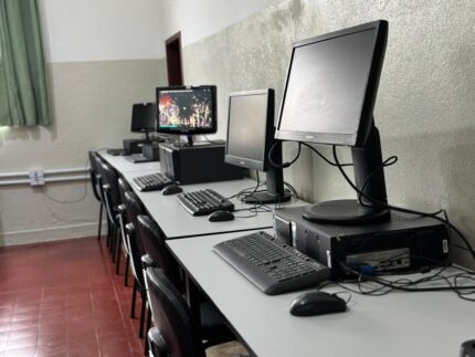 Itaúna inaugura sala tecnológica e amplia inclusão digital escolar