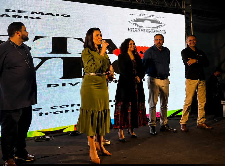 Festa do Livro abre aniversário de Divinópolis com emoção, cultura e incentivo à leitura JANETE LIVRO 741