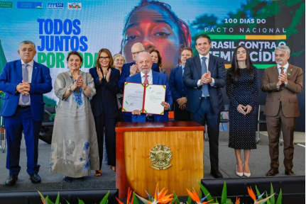 Governo Lula lança medidas para combater violência digital contra mulheres LUTA DAS MULHERES
