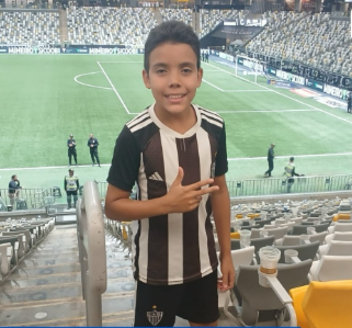 Tragédia em campo de futebol: menino de 11 anos morre após trave cair sobre ele em MG