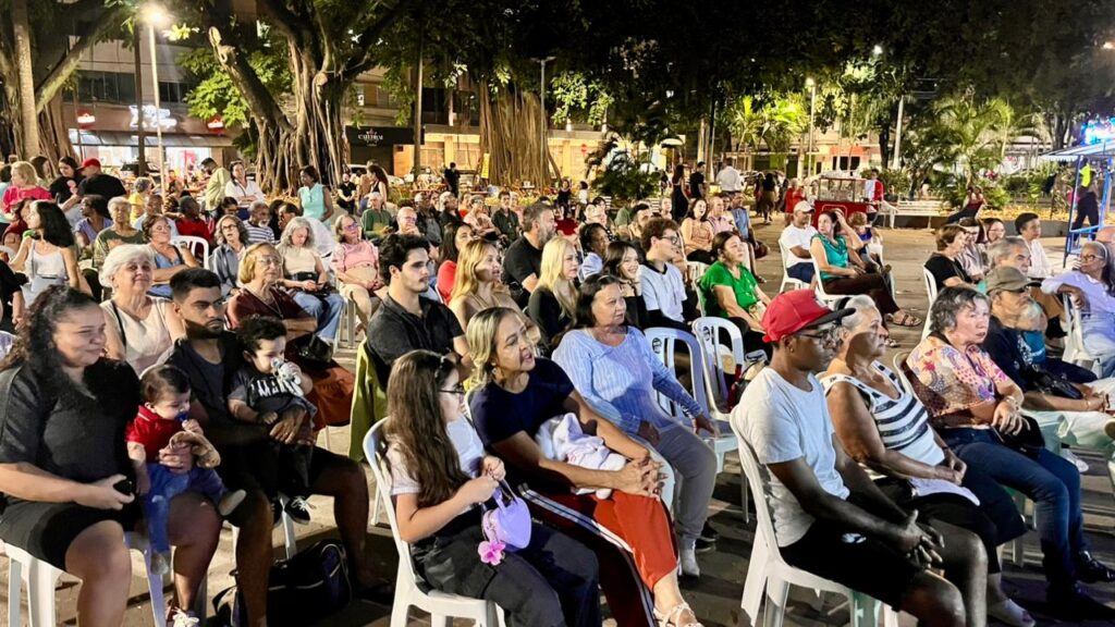 Seresta na Praça emociona público em homenagem ao Dia das Mães, em Divinópolis WhatsApp Image 2026-05-10 at 22.30.05