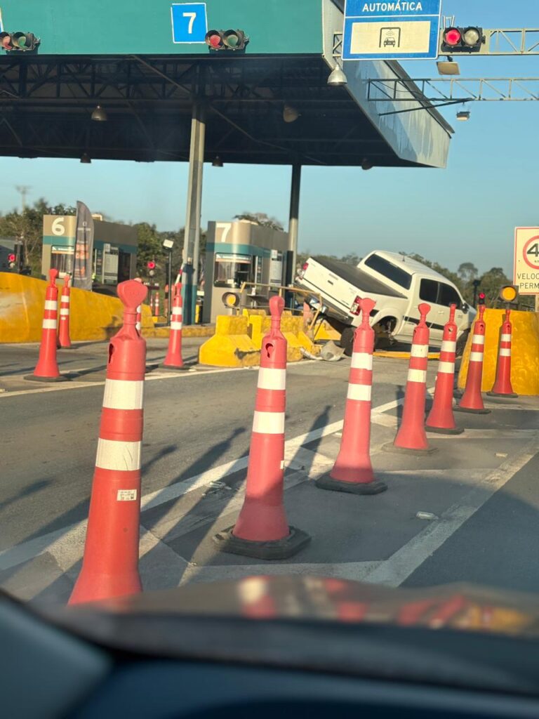 Motorista perde controle ao pegar cartão para pagar pedágio e bate caminhonete na MG-050 WhatsApp Image 2026-05-28 at 07.32.39