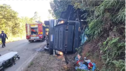 Carreta carregada com ferro tomba na MG-164 e deixa motorista gravemente ferido em Itapecerica