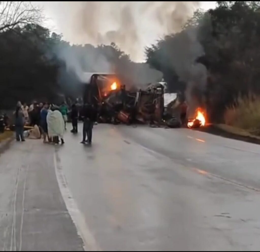 Batida frontal entre ônibus e carreta deixa mortos e interdita rodovia acidente frontal rd