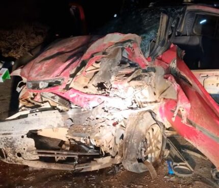 Colisão tripla deixa uma pessoa morta e outras feridas em Lagoa da Prata, e interdita rodovia