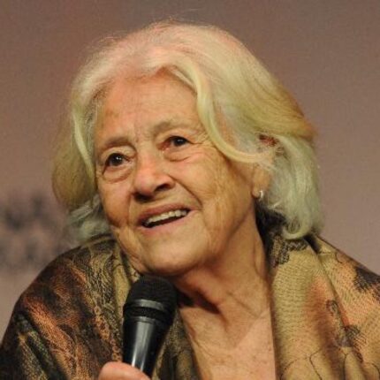 Entre internações e homenagens: Adélia Prado enfrenta novo desafio de saúde cercada pelo carinho de Divinópolis