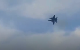 Caças colidem durante apresentação aérea nos EUA e aeronaves caem diante do público; veja vídeo avioes 2