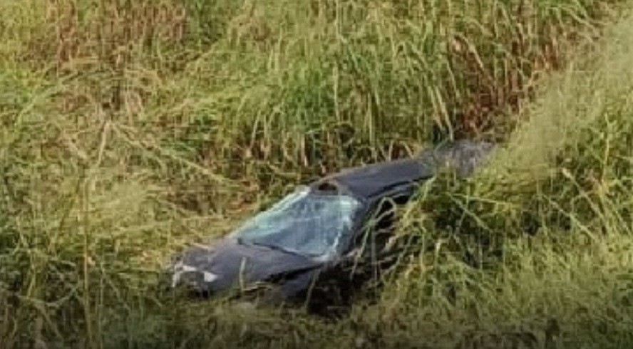 Colisão entre carro e carreta na BR-262 entre Nova Serrana e Bom Despacho carro acidente 262 mn