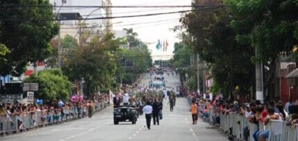 Divinópolis comemora 114 anos com missa, desfile cívico-militar, hasteamento de bandeiras e culto especial. desfile