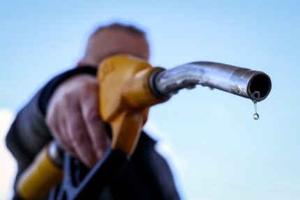 Reajuste da gasolina é confirmado pela Petrobras; governo tenta reduzir impacto ao consumidor
