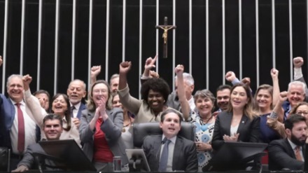 Piso dos professores pode subir para R$ 5,1 mil após aprovação de medida na Câmara dos Deputados