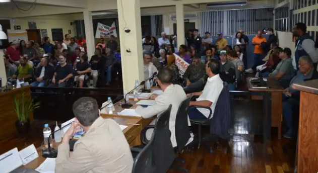 Prefeitura de Oliveira suspende temporariamente cobrança do IPTU após pressão popular e decisão da Câmara