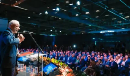 Lula anuncia R$ 30 bilhões em crédito para taxistas e motoristas de app comprarem carros novos com juros reduzidos