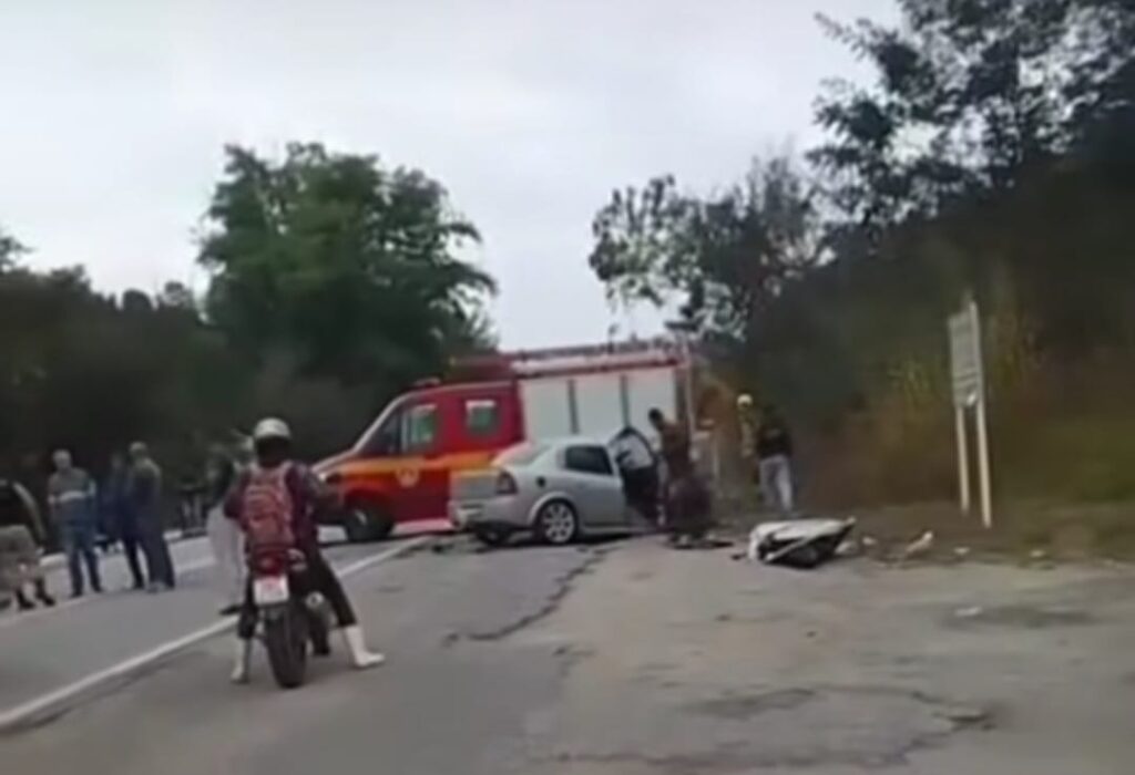 Mulher morre e homem fica gravemente ferido em acidente na BR-494 entre Divinópolis e Nova Serrana u