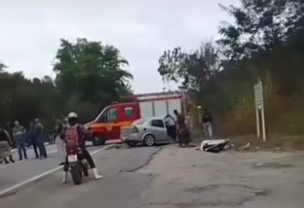 Mulher morre e homem fica gravemente ferido em acidente na BR-494 entre Divinópolis e Nova Serrana