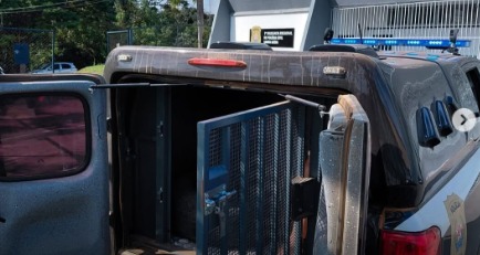 Mãe é presa após condenação por estupro de vulnerável contra os próprios filhos em Minas Gerais