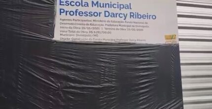 Vereador Vítor Costa cobra explicações após marca do Governo Lula aparecer coberta em obra de R$ 4,1 milhões em Divinópolis