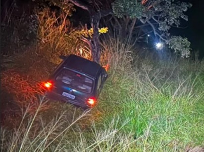Chuva provoca acidente na MG-050 e carro vai parar em árvore durante a madrugada
