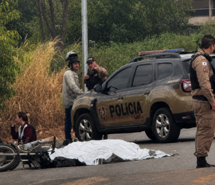 Perícia recolhe 24 cápsulas após homicídio na MG-260, em Cláudio