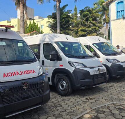Carmo do Cajuru recebe vans novas para ampliar atendimento na saúde