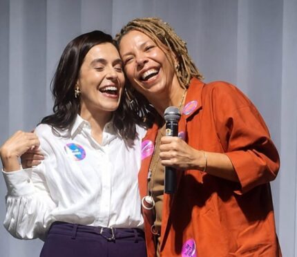 Pré-candidata ao senado pelo PSOL, Áurea Carolina, é presença na caminhada de Lohanna França à Câmara dos Deputados
