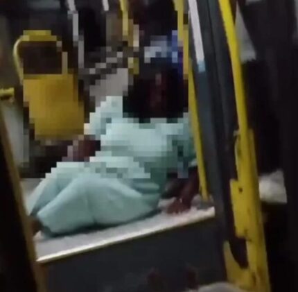 Após reajuste da tarifa, TransOeste mantém problemas na acessibilidade,e cadeirante se arrasta para descer de ônibus