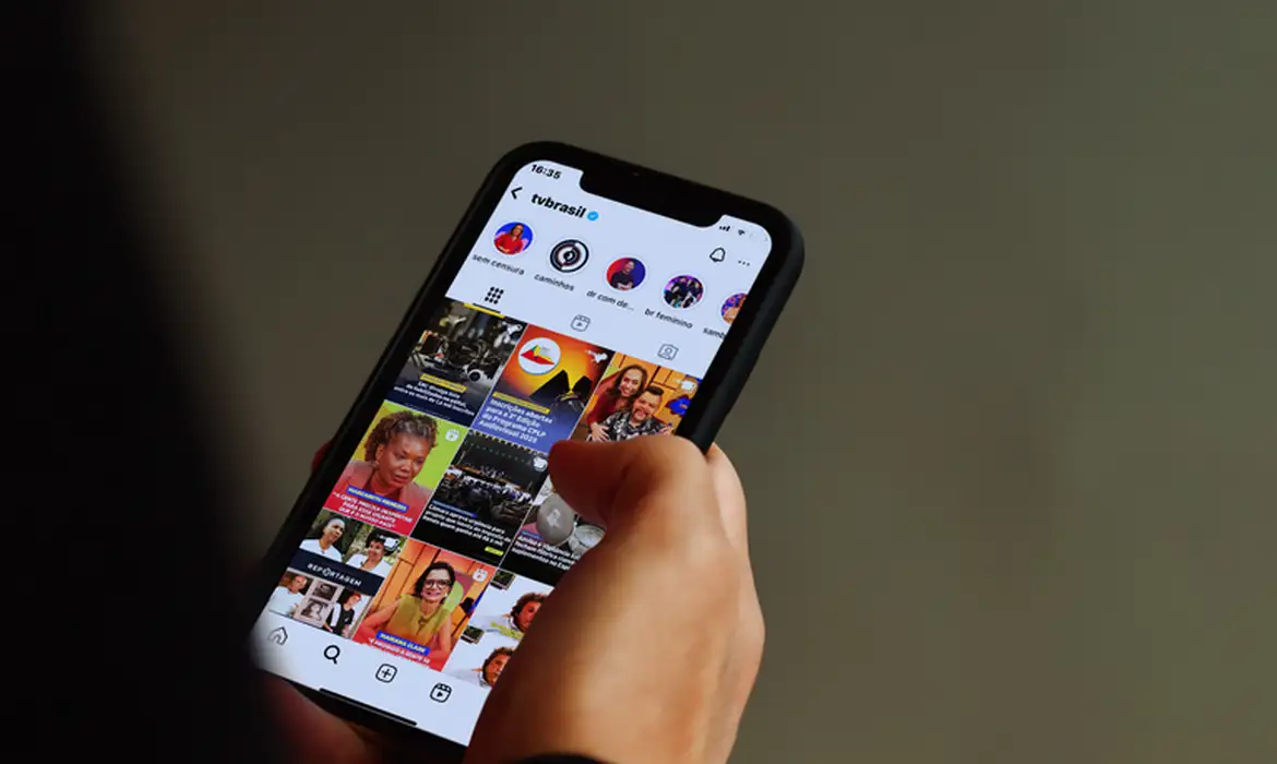 Redes sociais ampliam polarização política entre jovens brasileiros