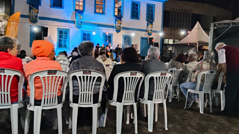 Cultura e paixão: Seresta Especial de Namorados encanta público na praça SERESTA PRACA DIVINOPOLIS