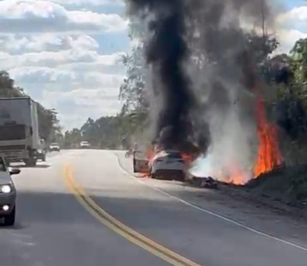 Vídeo: carro é consumido pelas chamas e fecha BR-494 em Divinópolis Screenshot_20260606_161353_Gallery