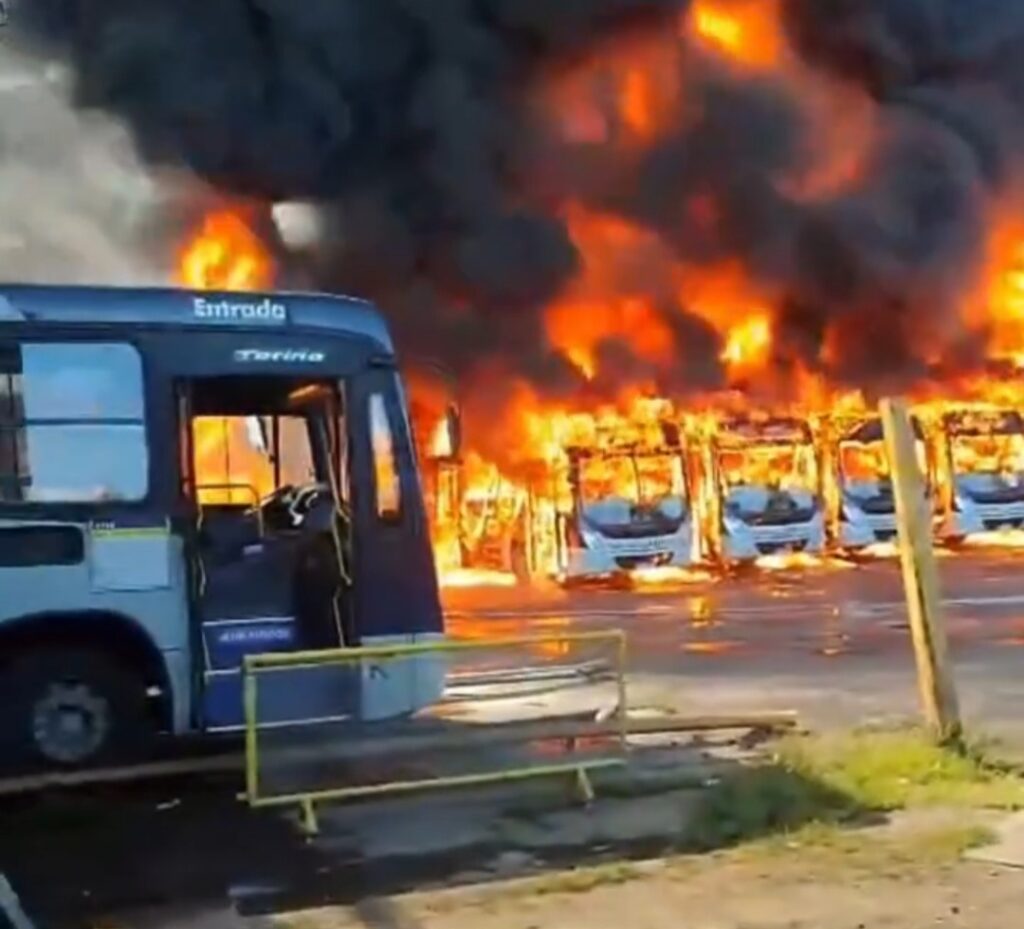 Incêndio destrói 27 ônibus em BH e levanta suspeita de ação criminosa Screenshot_20260607_161408_Gallery