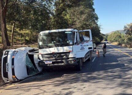 Acidente entre moto, carro e caminhão deixa três feridos após sequência de colisões em Pará de Minas