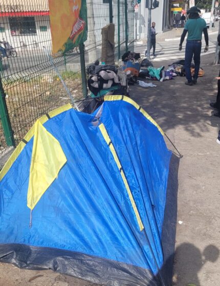 Após cenário de ratos e sujeira no Centro de Divinópolis, morador em situação de rua volta a receber acolhimento em ação da Semds