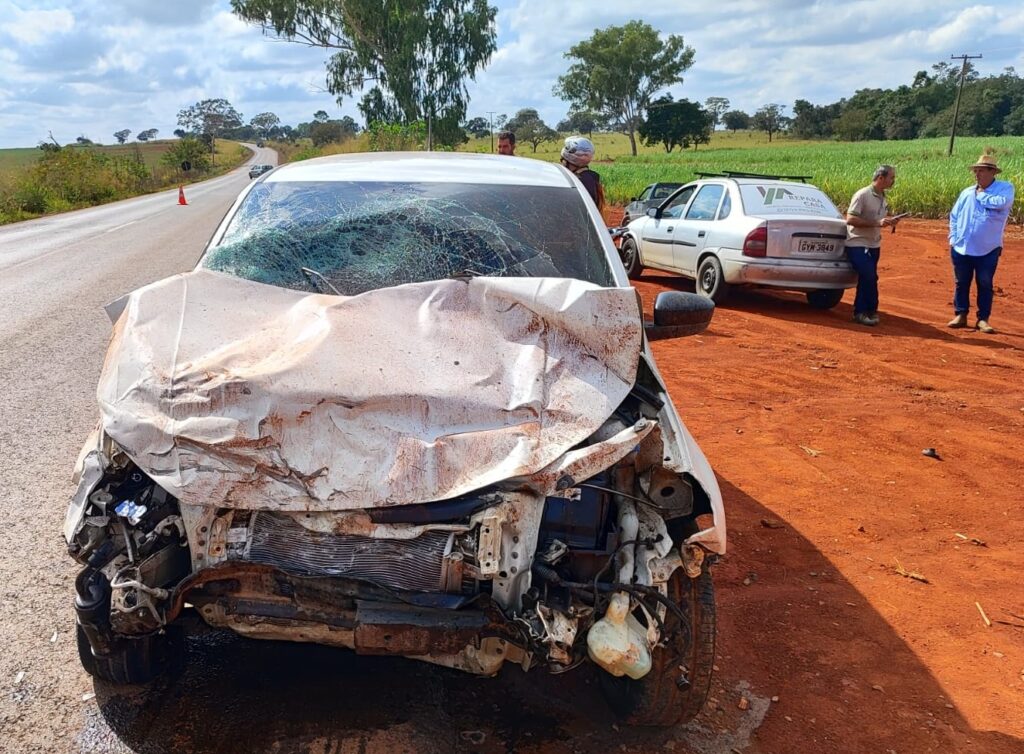 Motorista perde controle e provoca colisão na MG-176 em Luz acidente policia mg km