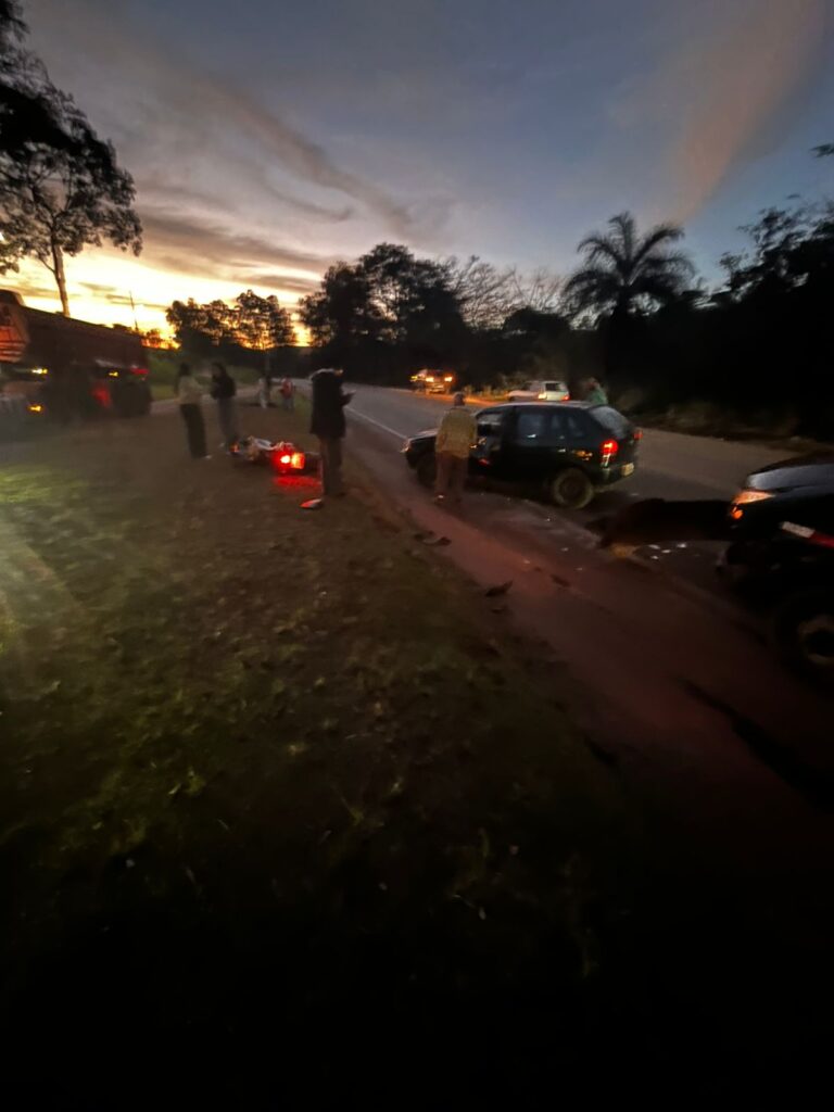 Acidente entre van, moto e carro deixa feridos na MG-431 em Itatiaiuçu acidente policial