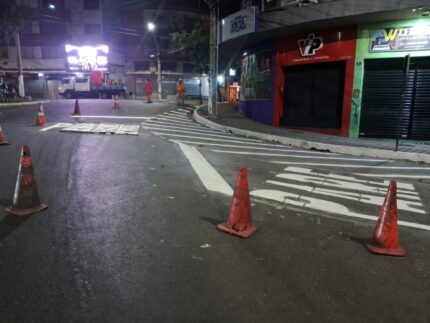 Avenida JK recebe nova sinalização horizontal e reforça segurança no trânsito em Divinópolis