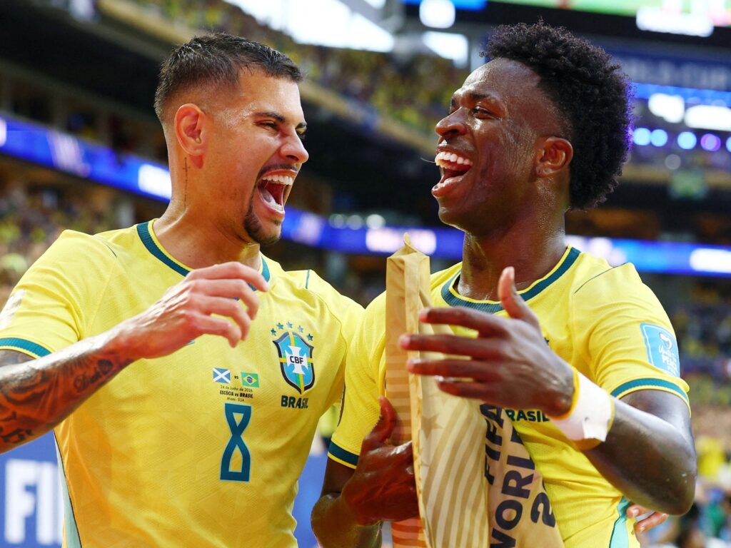 Brasil vence a Escócia por 3 a 0, tem volta de Neymar e avança na Copa bruno-guimaraes-e-vini-jr-celebram-gol-do-brasil-sobre-a-escocia-em-jogo-da-copa-do-mundo-1782341919006_v2_4x3