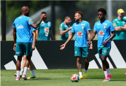 Seleção vive contraste: Neymar treina com o grupo pela primeira vez na Copa, mas perde Raphinha por lesão muscular