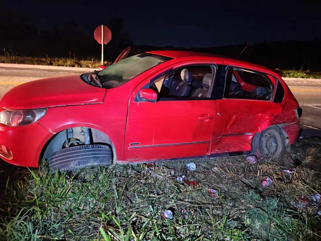 Motorista foge após grave acidente no trevo da BR-494 em Divinópolis carro