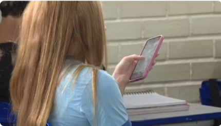Um ano após lei dos celulares, escolas ainda enfrentam desafios para cumprir restrição, aponta pesquisa