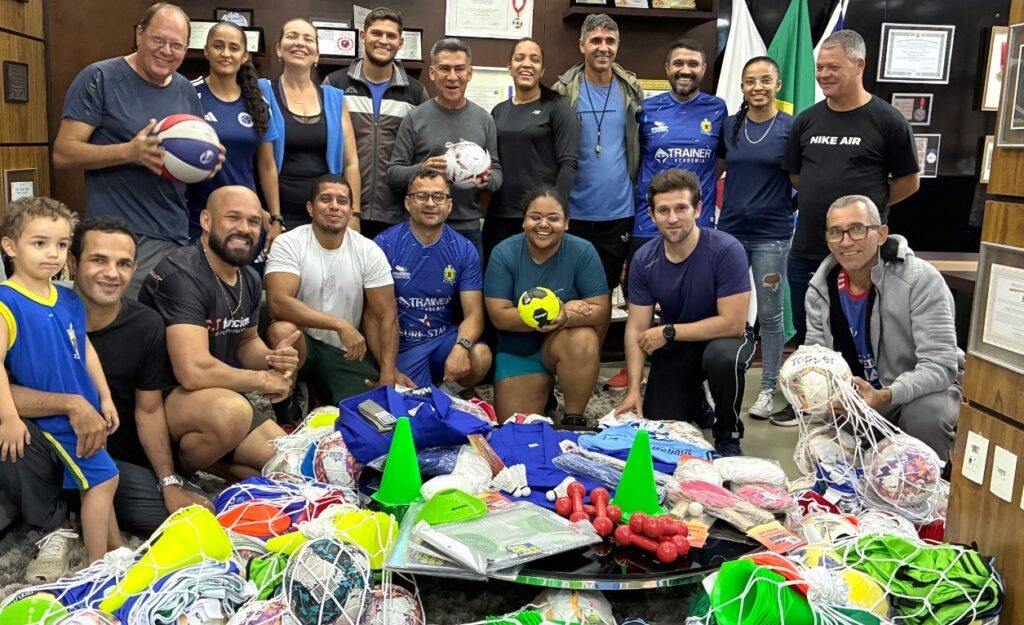 Prefeitura entrega materiais esportivos para Projeto em Nova Serrana Olímpica esporte nova serrana NOVO