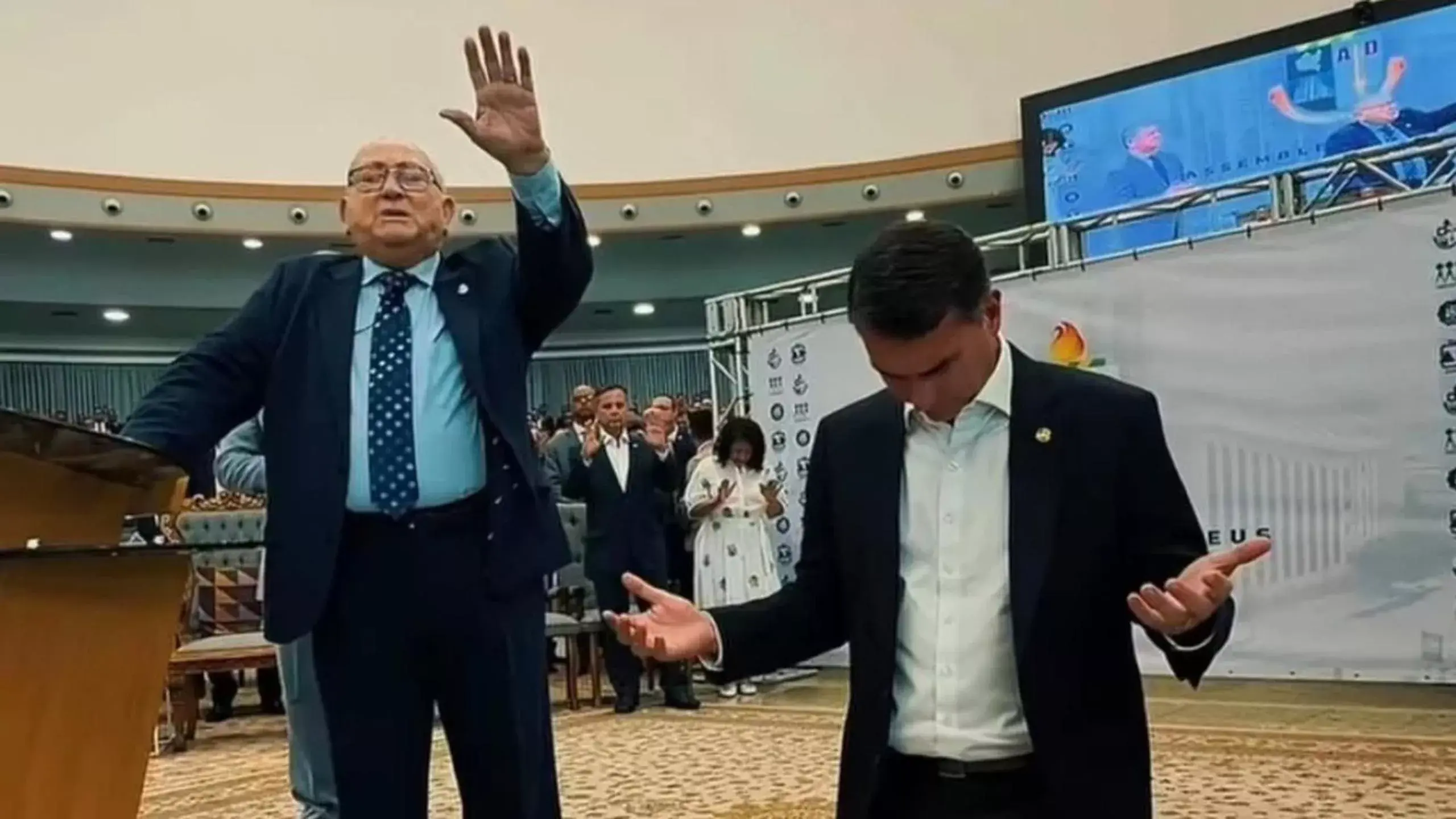 Flávio Bolsonaro (PL) perde apoio entre eleitores evangélicos por contradições