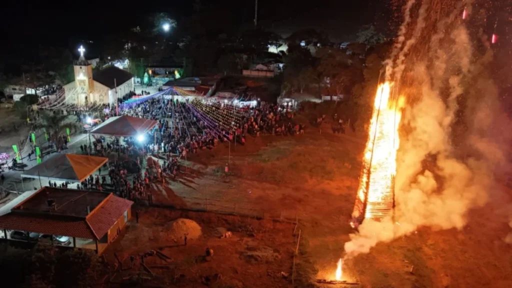 Vídeo: Devotos atravessam brasas de fogueira de 21 metros durante Festa de São João em Estiva fogueira-de-sao-joao-em-estiva-carmo-do-cajuru-1200x675