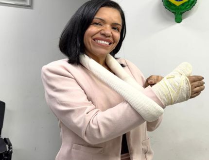 Mistério revelado: o que aconteceu com o braço da prefeita de Divinópolis? Ela caiu no banheiro
