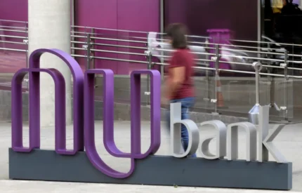 Nubank envia e-mail por engano sobre suposta liquidação e tranquiliza clientes: operações seguem normalmente logotipo-de-nubank-na-sede-do-banco-em-sao-paulo-brasil