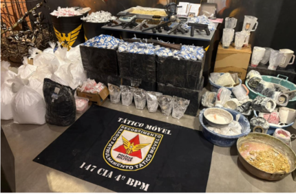 Operação Cerco Fechado apreende arsenal de guerra e mais de 11 mil papelotes de cocaína em Minas Gerais