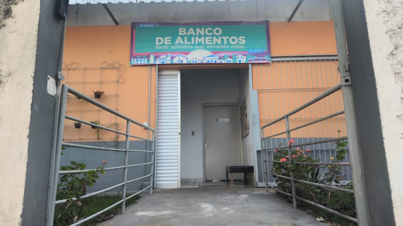 Homem tenta fugir da polícia, invade banco de alimentos da prefeitura, mas é pego por servidores em Divinópolis