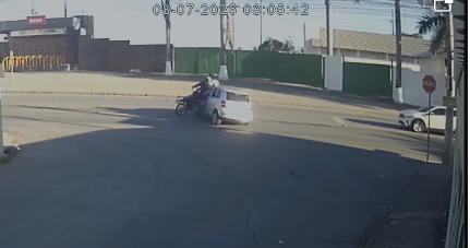 Garupa é arremessado após batida e carro invade parque em Divinópolis ACIDENTE