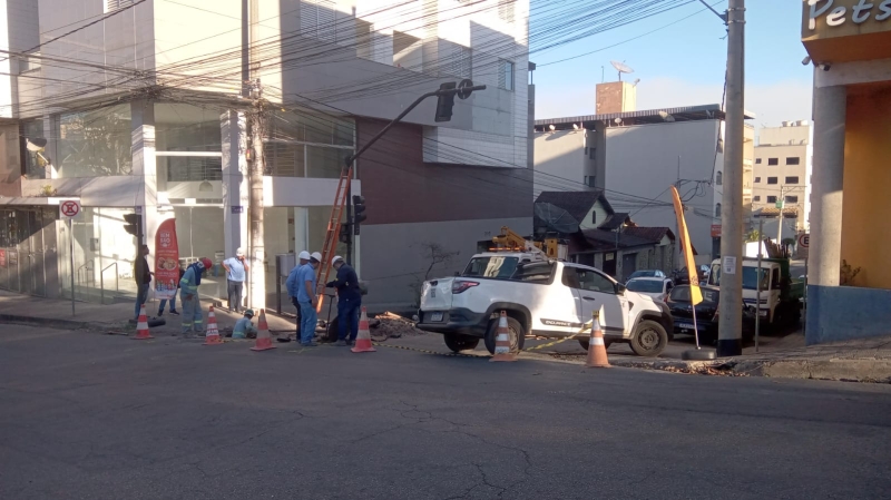 Obra da Copasa danifica sistema semafórico no cruzamento das ruas Itambé e Goiás COPASA