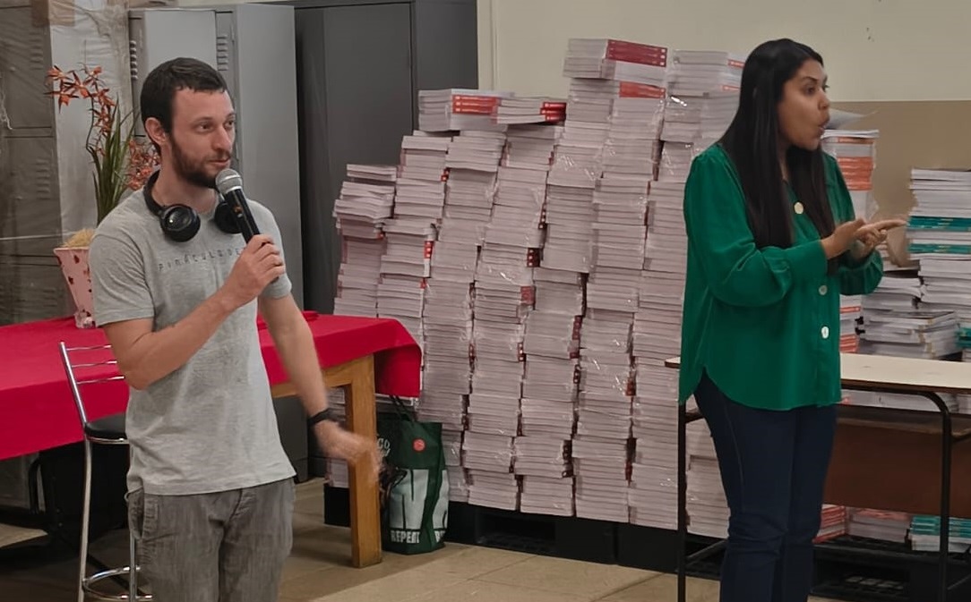 Escritor da Academia Divinopolitana de Letras Leva Debate Sobre Saúde Mental às Escolas e Distribui Livros em Divinópolis